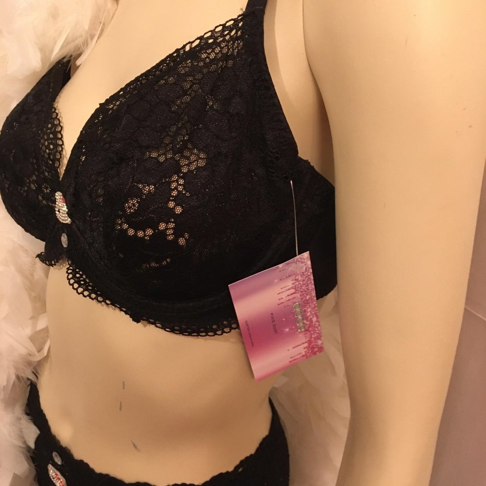 GORGEOUS pin up style lace bra and shorts set with hello kitty crystal details - Picture 7 of 12